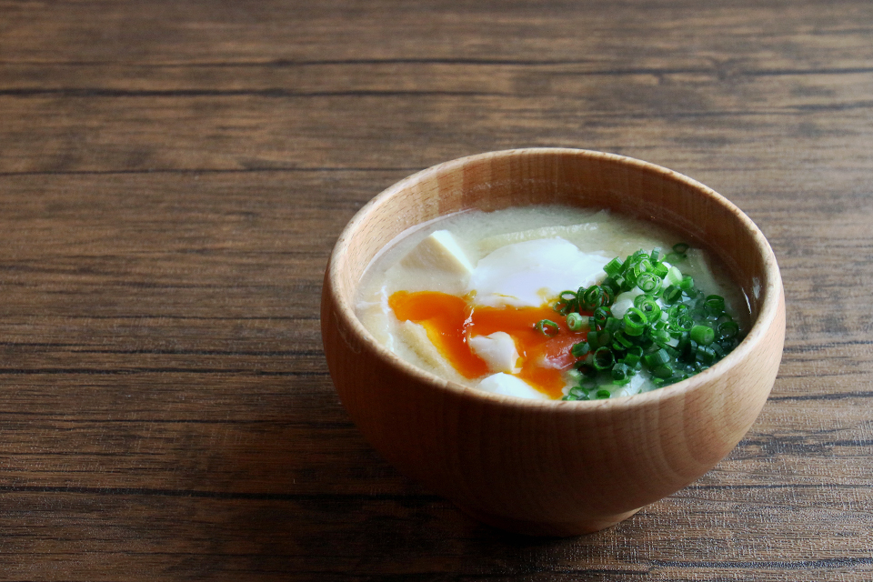 豆腐と油揚げに落とし卵のお味噌汁のレシピ 作り方 今日のお味噌汁