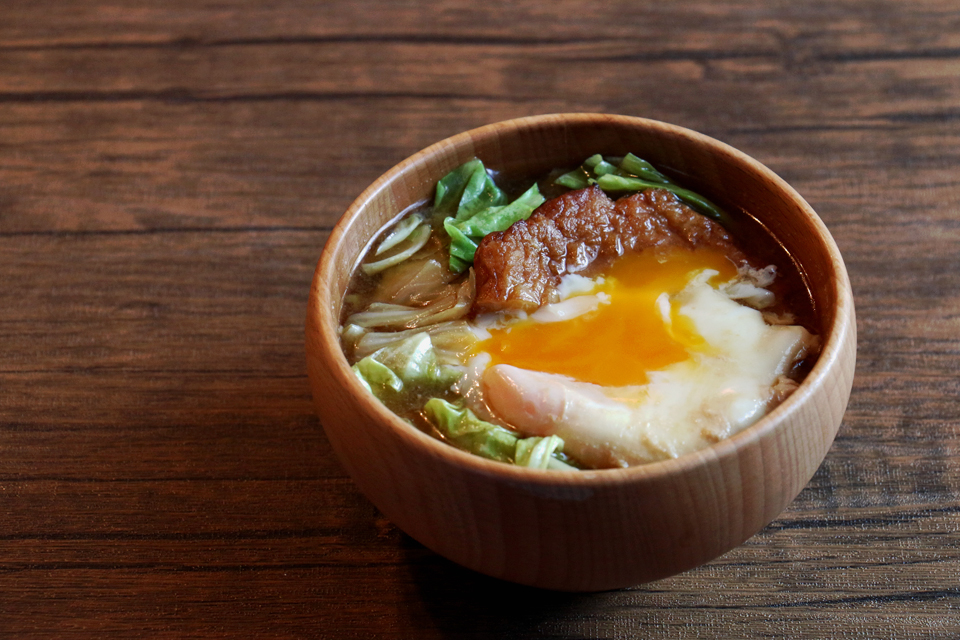 キャベツと天ぷらに落とし卵のお味噌汁